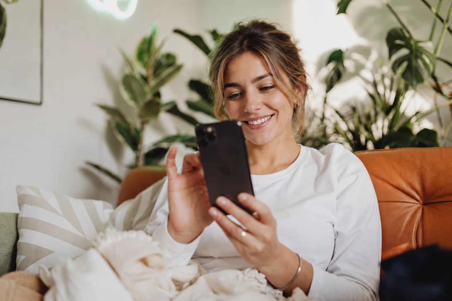 Evinde telefonundan bilgiye ulaşan bir kişi